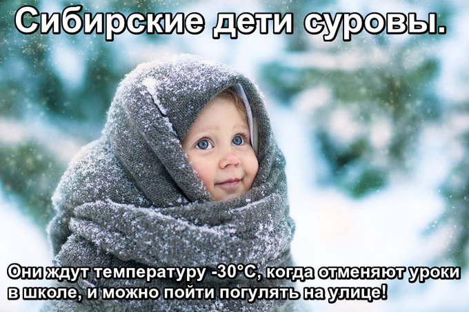 Маленькая девочка закутана в шаль. Зима.